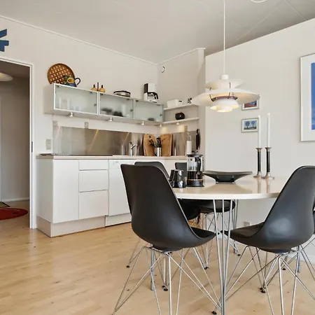 Apartment Bad, Lejl, 103